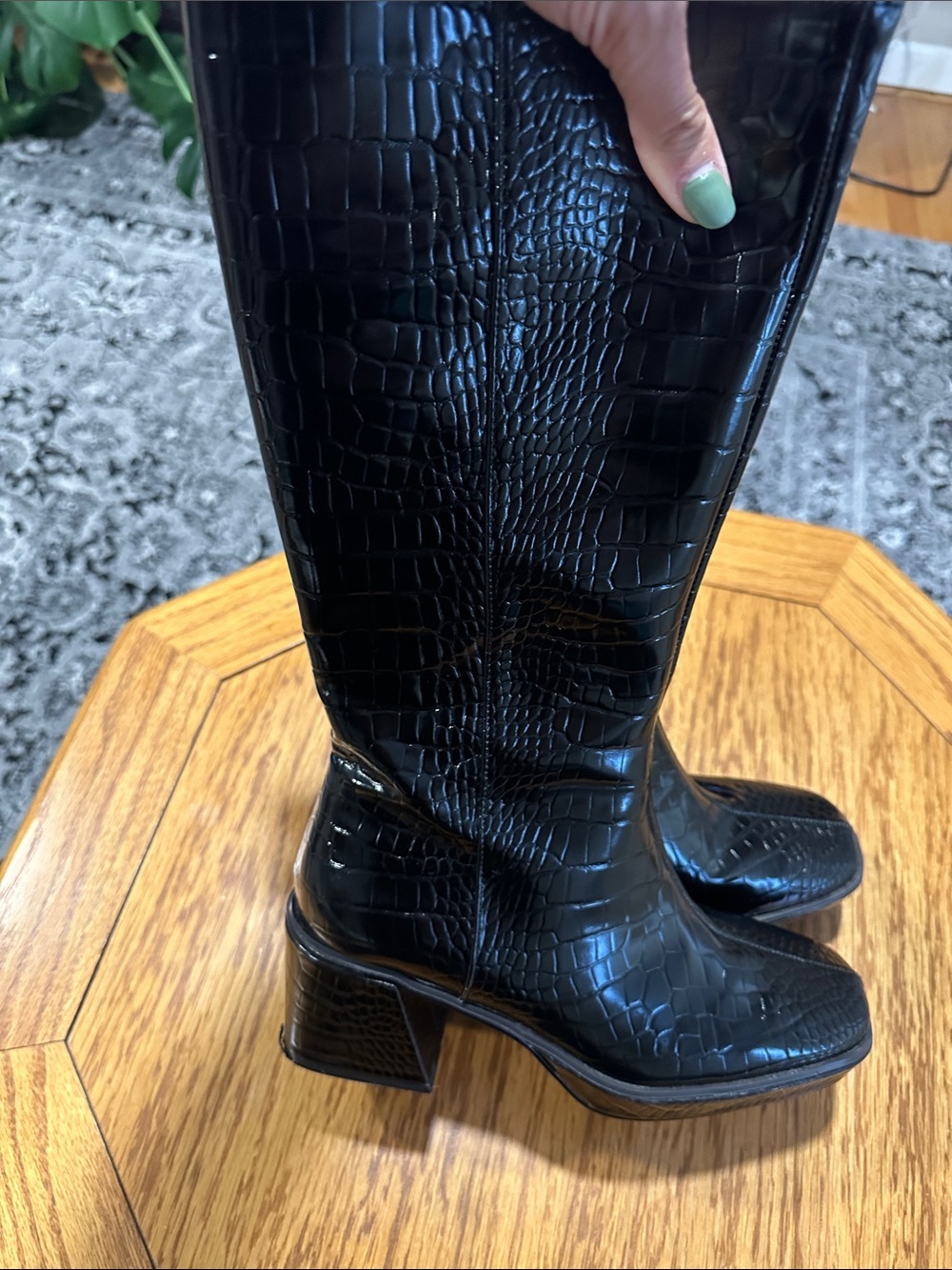 *URBAN OUTFITTERS* Black Croc-Embossed Mid-Calf Block Heel Boots Size 39 - Picture 6 of 11